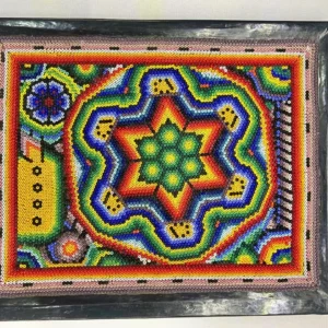 Charola de madera Arte Huichol