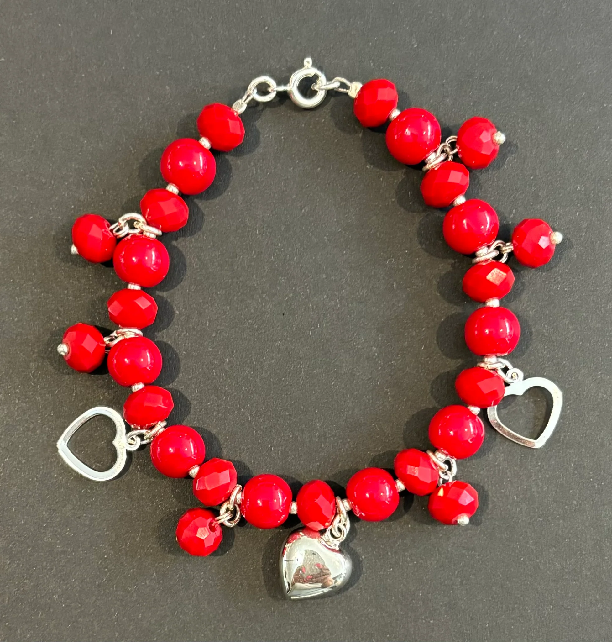 Pulsera roja corazones