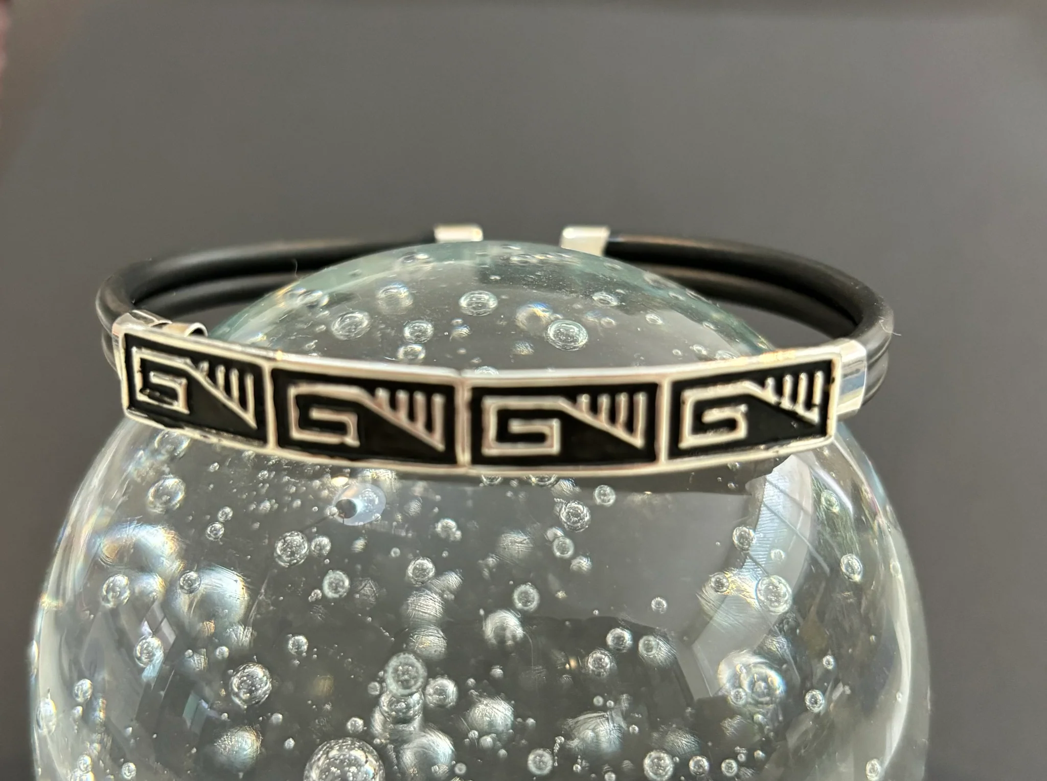 Pulsera grabada con greca