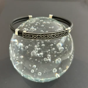 Pulsera grabado geométrico con caucho