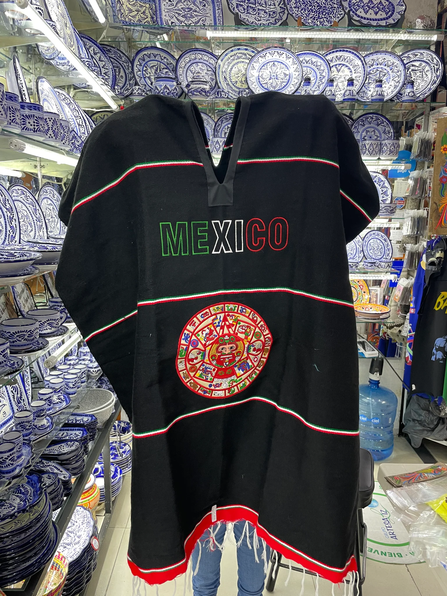 Jorongo negro tricolor con Calendario Azteca